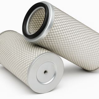 Zwei zylindrische Patronenfilter mit Metallgitter und Dichtlippe – geeignet für Luftfiltration in Industrieanlagen.