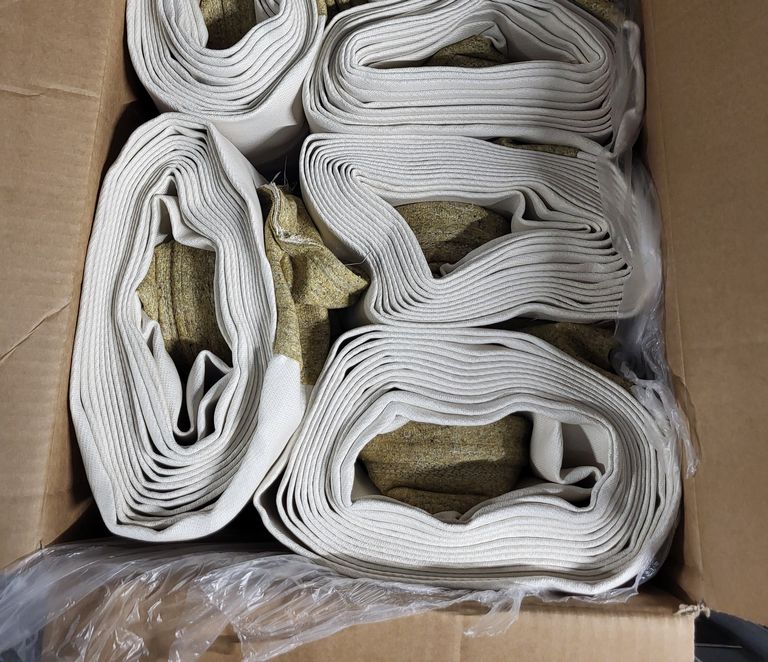 Die Funktion der Filtertaschen besteht darin, Luft durch das Filtermedium strömen zu lassen, während Partikel, Staub und andere Verunreinigungen zurückgehalten werden. Die Effizienz der Filtration hängt von verschiedenen Faktoren ab, einschließlich der Art des verwendeten Filtermaterials, der Porengröße und der Oberflächenbeschaffenheit.  Filtertaschen werden in Entstaubungsanlagen, Industrieventilationssystemen, Klimaanlagen und HVAC-Systemen eingesetzt, um die Luft von Partikeln, Rauch, Dämpfen und anderen Verunreinigungen zu reinigen. Sie sind in einer Vielzahl von Branchen weit verbreitet, darunter die Schwerindustrie, Lebensmittelverarbeitung, Chemie, Pharma und viele andere.