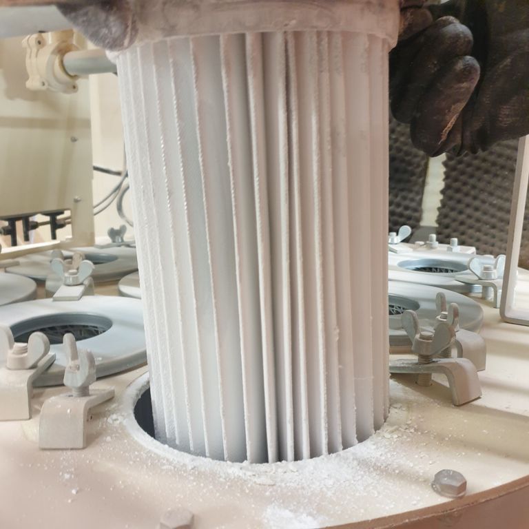 Es ist wichtig, Filterpatronen regelmäßig zu warten und zu reinigen oder bei Bedarf auszutauschen, um eine optimale Filtrationsleistung aufrechtzuerhalten. Dies trägt nicht nur zur Verbesserung der Luft- oder Wasserqualität bei, sondern auch zur Verlängerung der Lebensdauer der Anlagen und zur Verringerung von Wartungskosten.