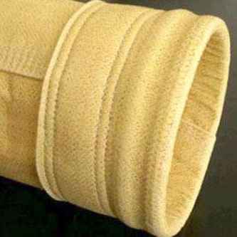 Durch die Verwendung verschiedener Fasern wie Polyester, Polypropylen und Aramidfasern können Nadelfilze gezielt an spezifische Anforderungen angepasst werden. Die Flexibilität in der Produktion ermöglicht es, Nadelfilze in verschiedenen Dichten, Dicken und mit unterschiedlichen Oberflächenbehandlungen herzustellen, was ihre Anpassungsfähigkeit an verschiedene Einsatzbereiche weiter erhöht.