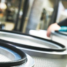 Von der einfachen Polyester-Filterpatrone bis zur Hochtemperatur-Filterpatrone produzieren wir eine beeindruckende Bandbreite an Filterpatronen. Unsere Filterpatronen werden nicht nur in allen Standardgrößen gefertigt, sondern auch exakt nach den individuellen Wünschen unserer Kunden gestaltet. Jede Filterpatrone durchläuft strenge Zertifizierungsprozesse, um höchste Qualitätsstandards der Filtration zu gewährleisten.  Im Vergleich zu Filterschläuchen sind Filterpatronen auf der Mantelfläche blissiert, was eine erheblich größere Filterfläche ermöglicht. #hochwertige zertifizierte Filterpatronen direkt vom Hersteller