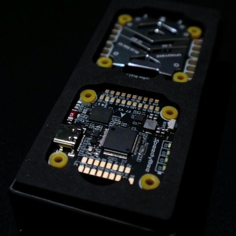 Flightcontroller (FC) und 4-in-1-Motorregler (ESC)