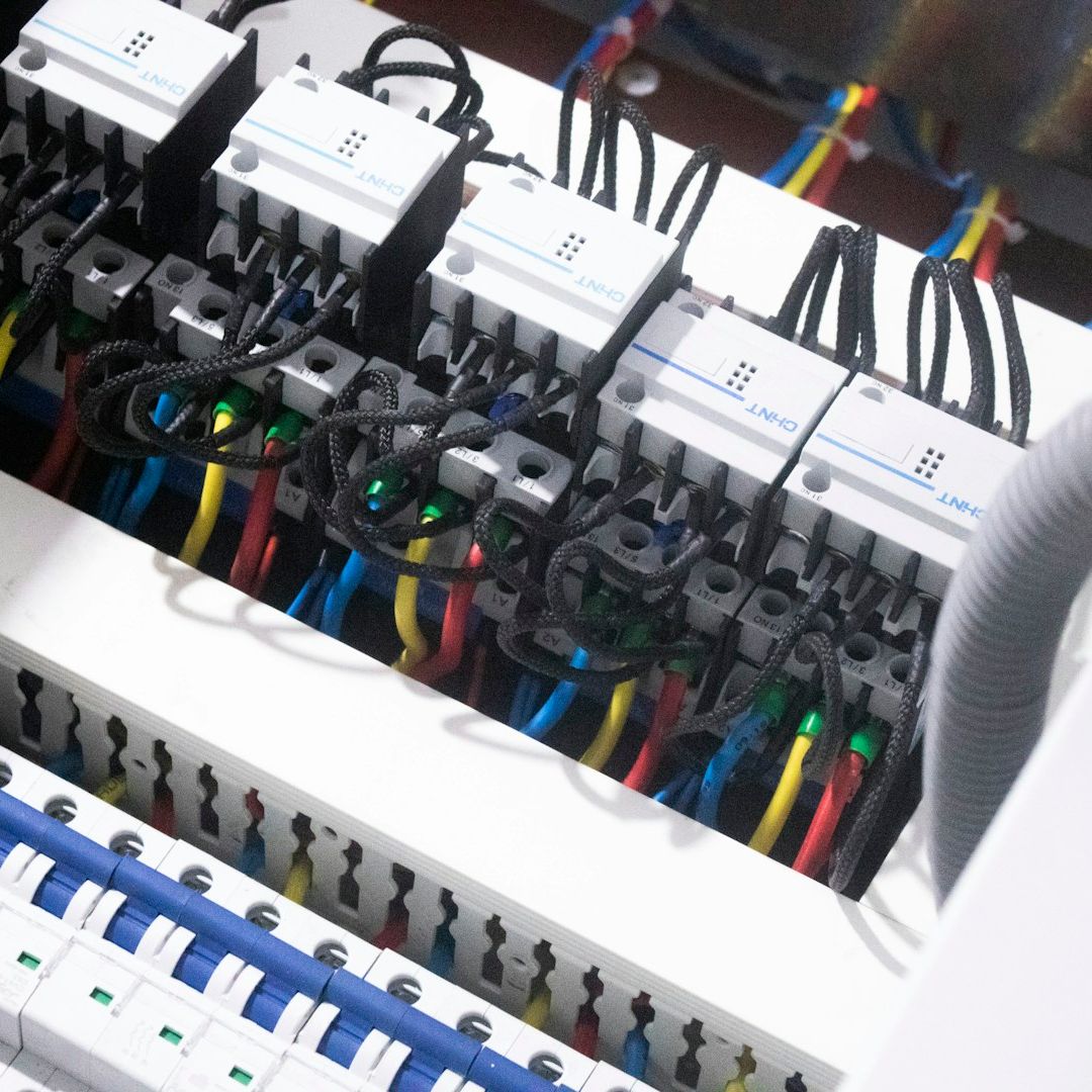 Sicherer Betrieb elektrischer Anlagen & Betriebsmittel – gesetzlich gefordert, fachgerecht umgesetzt