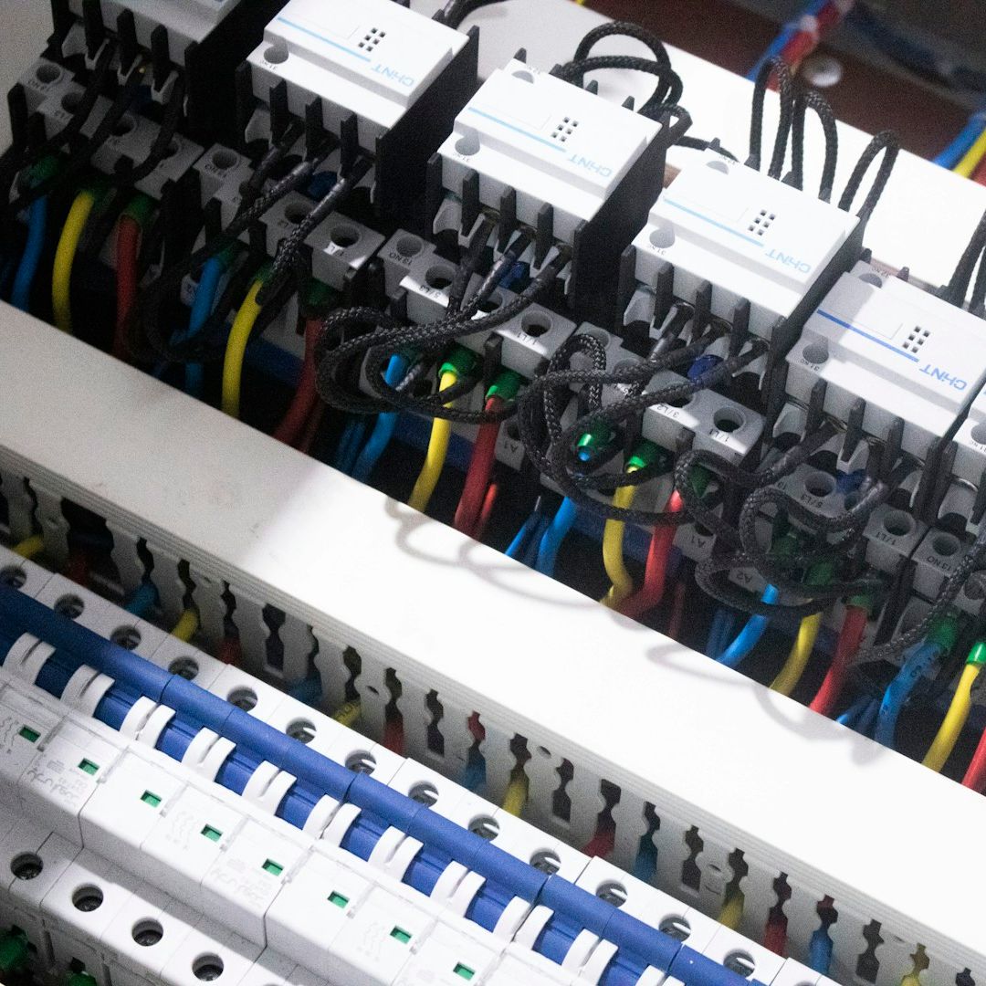 Sicherer Betrieb elektrischer Anlagen & Betriebsmittel – gesetzlich gefordert, fachgerecht umgesetzt