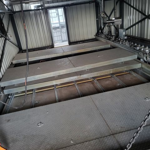 Das Bild zeigt eine Lühr-Filteranlage, die mit 2.400 Hochtemperatur-Filterschläuchen ausgestattet ist. Die Hauptaufgabe dieser Anlage besteht in der Rauchgasreinigung nach der Verbrennung von Biomasse. Die Filteranlage verfügt über eine kontinuierliche TÜV-Messung zur Überwachung der Emissionen. Nach einem erfolgten Filterwechsel wurde jeder Filterschlauch durch unseren Servicetechniker einer 100%igen Kontrolle unterzogen. Hierbei wurde der Filter mit fluoreszierendem Pulver behandelt, um eine genaue Inspektion durchzuführen. Durch regelmäßige professionelle Wartung wird sichergestellt, dass die Emissionswerte eingehalten werden. Bei Bedarf werden Filter gewechselt und dieser Prozess dokumentiert. Dies gewährleistet eine effiziente und umweltfreundliche Funktion der Filteranlage.